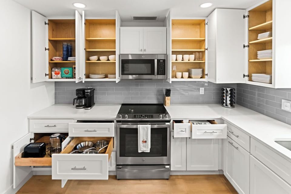 Everything you need, right where you need it! 🍳 We’ve stocked our kitchen with all the essentials—from cookware to coffee—so you can whip up a feast the moment you arrive. ☕🥗