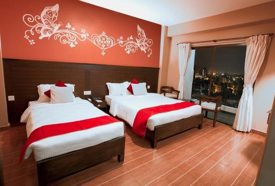 Deluxe Twin Room | Desk, laptop workspace, soundproofing, iron/ironing board