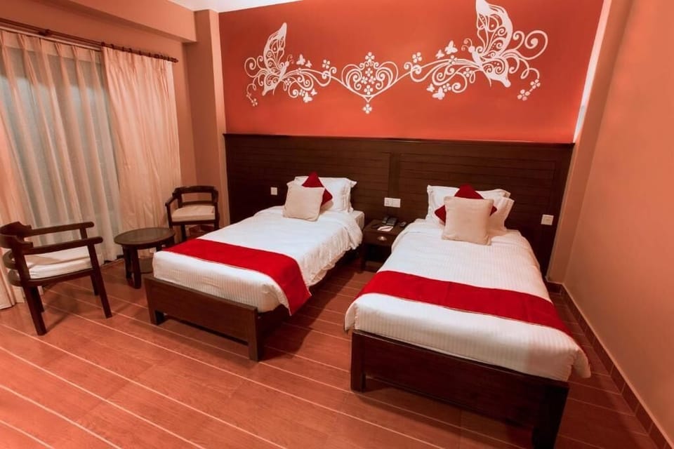 Deluxe Twin Room | Desk, laptop workspace, soundproofing, iron/ironing board