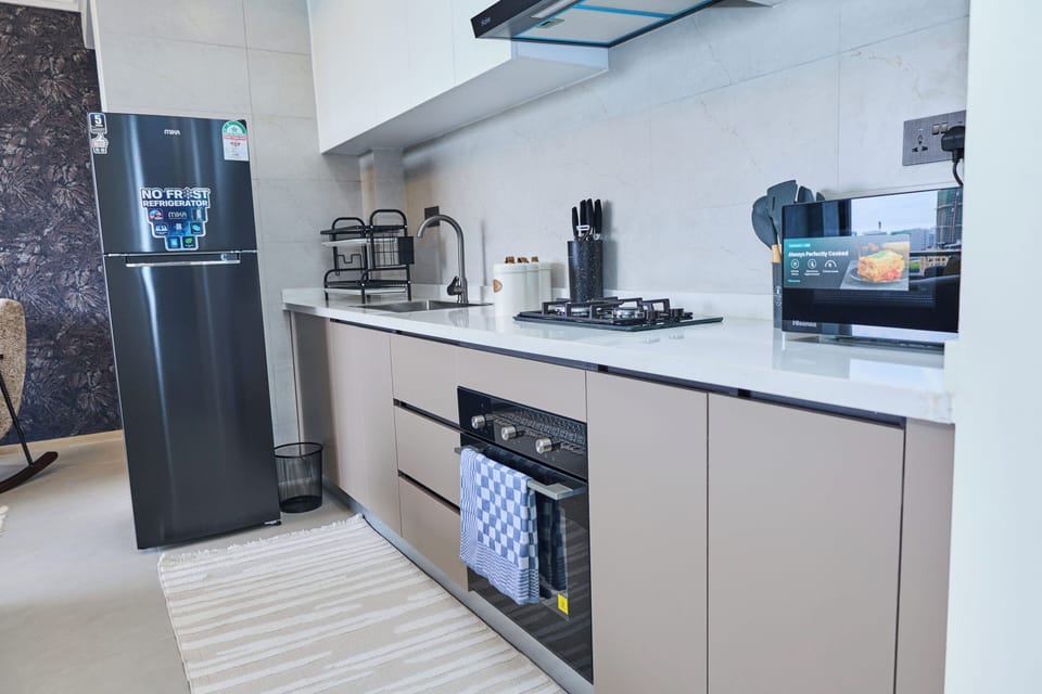 Apartment, 1 Bedroom, City View | Private kitchen | Full-size fridge, microwave, oven, stovetop