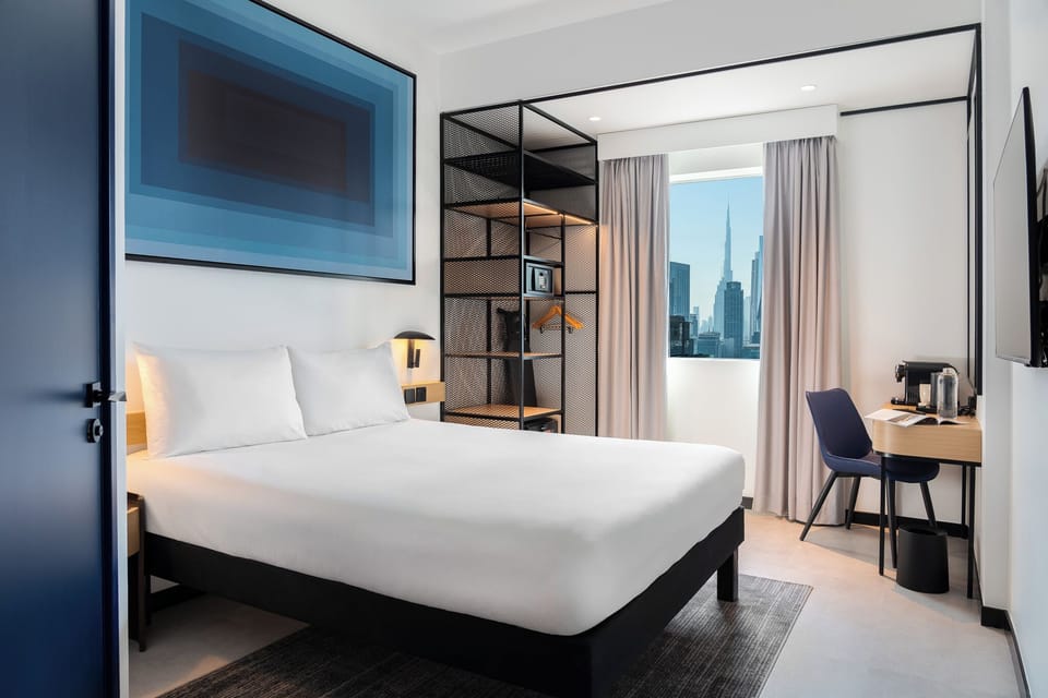 Premium Room, 1 Queen Bed, Accessible | Minibar, in-room safe, desk, laptop workspace