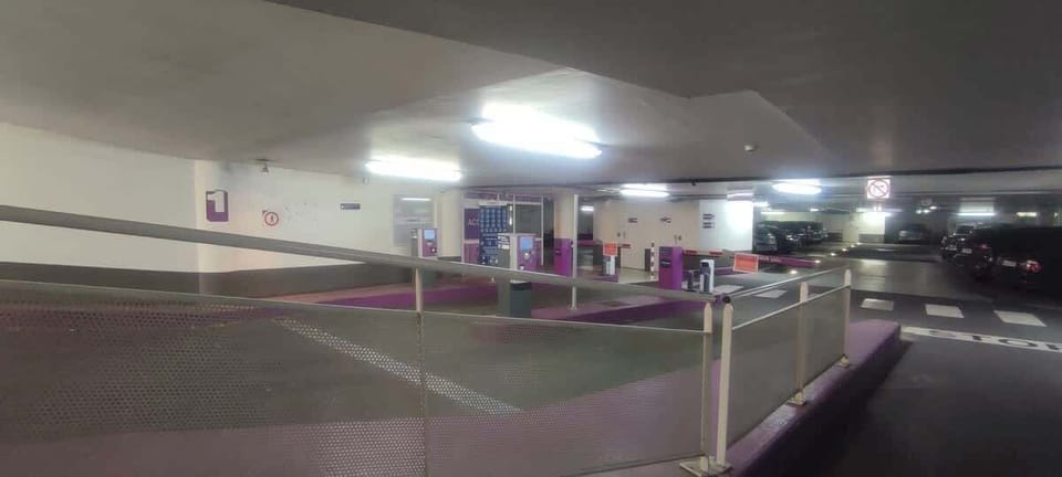 L'entrée du parking,à quelques mètres de l'immeuble 