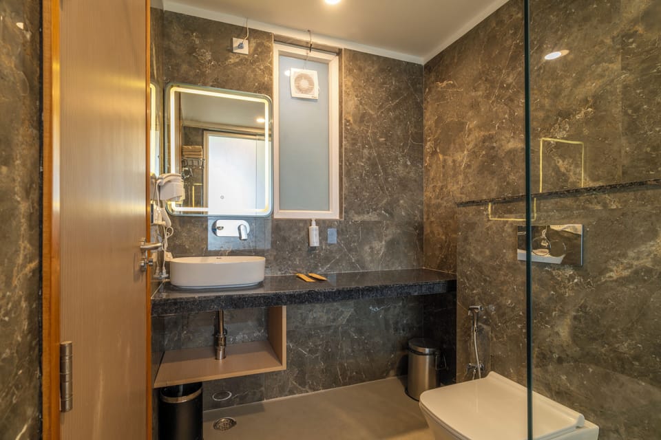 Superior Double Room with Balcony and City View | Bathroom | Shower, hair dryer, toilet paper