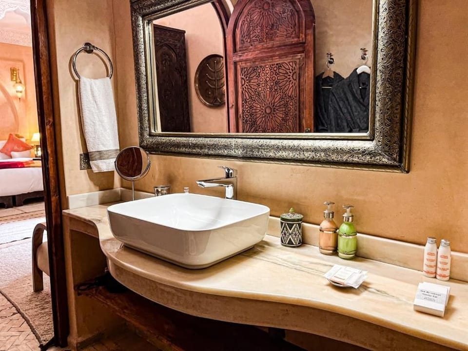 Superior Double Room | Bathroom | Free toiletries, hair dryer, slippers, towels