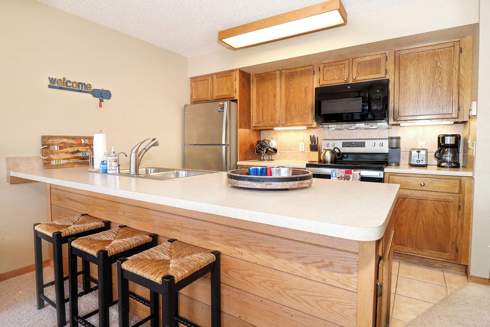 Full Kitchen w/ Countertop Seating