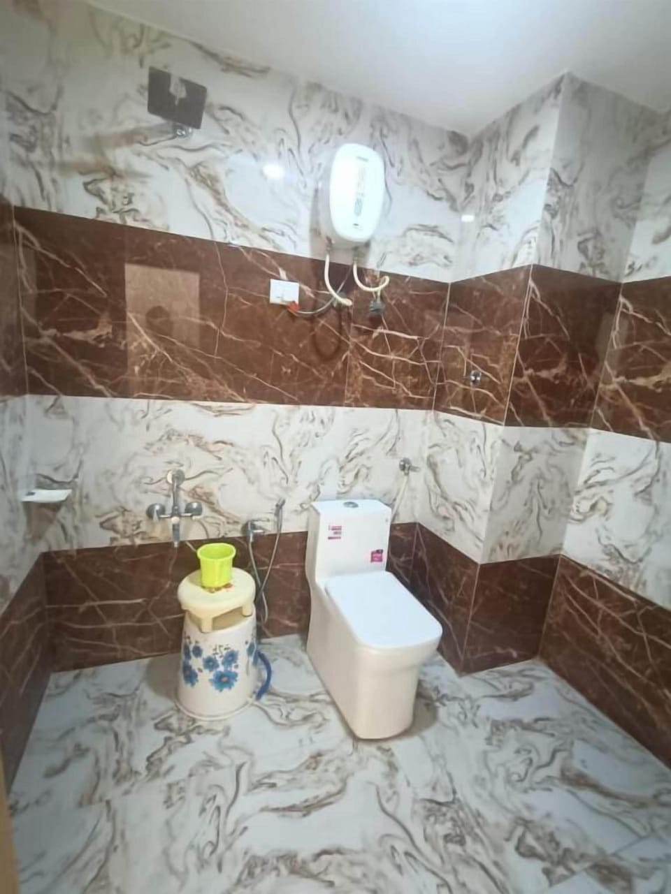 Shower, rainfall showerhead, free toiletries, bidet
