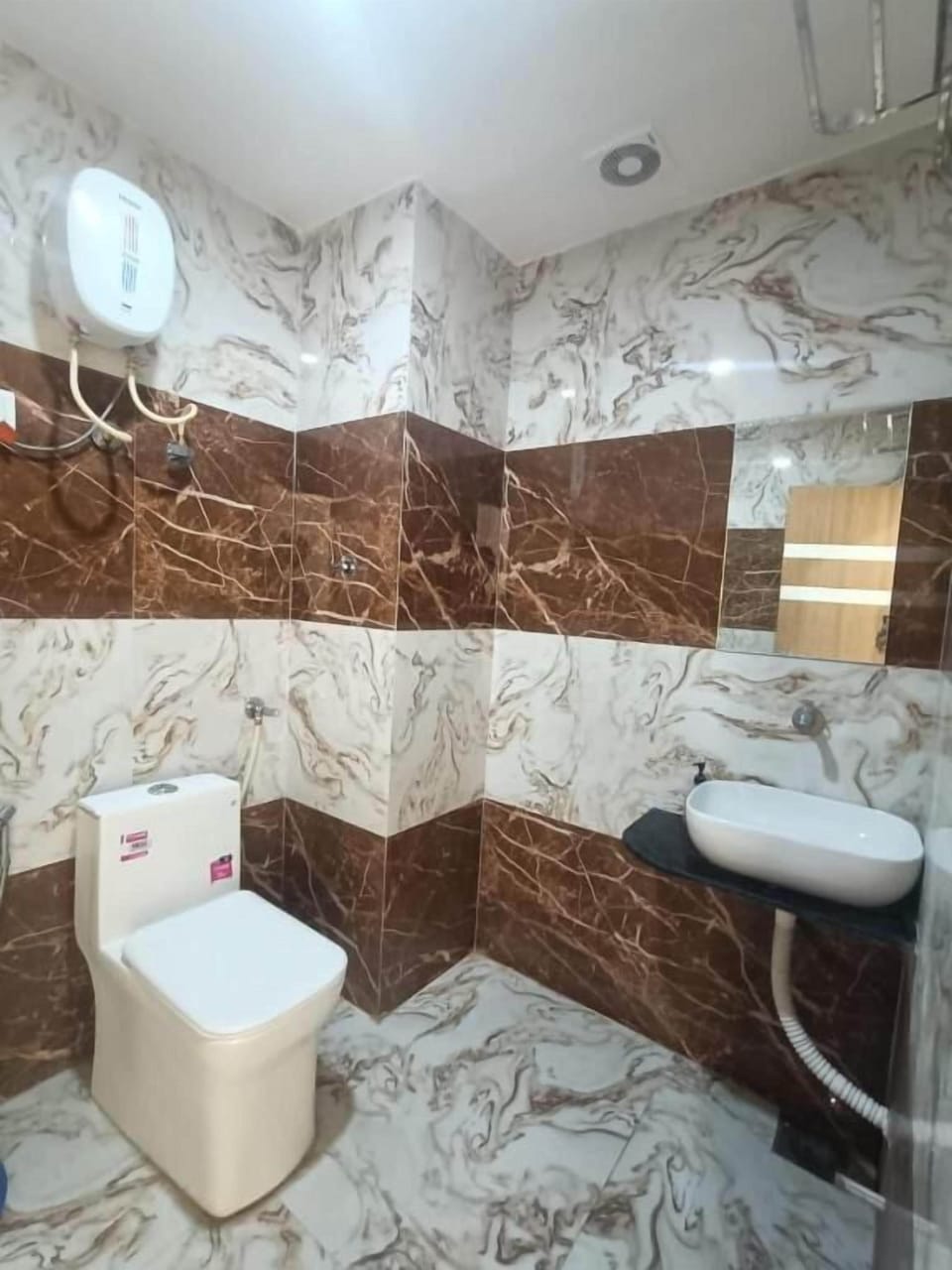 Shower, rainfall showerhead, free toiletries, bidet