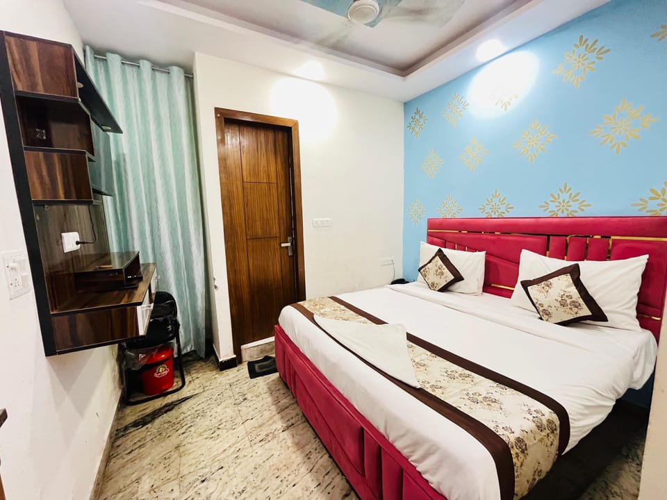 Deluxe Double Room, Balcony, City View | Blackout drapes, soundproofing, free WiFi
