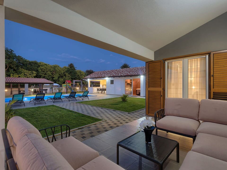 Apartment, Balcony, Coast, Condominium, Seaside Resort, Resort, Fence, Resort Town, Hotel, Handrail
