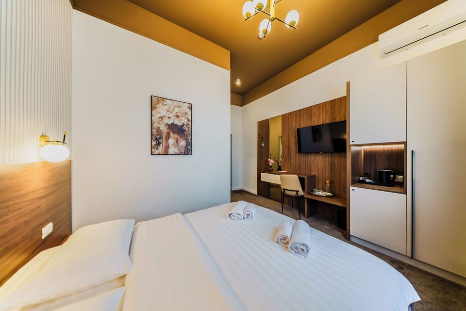 Deluxe Double Room | Egyptian cotton sheets, premium bedding, down comforters