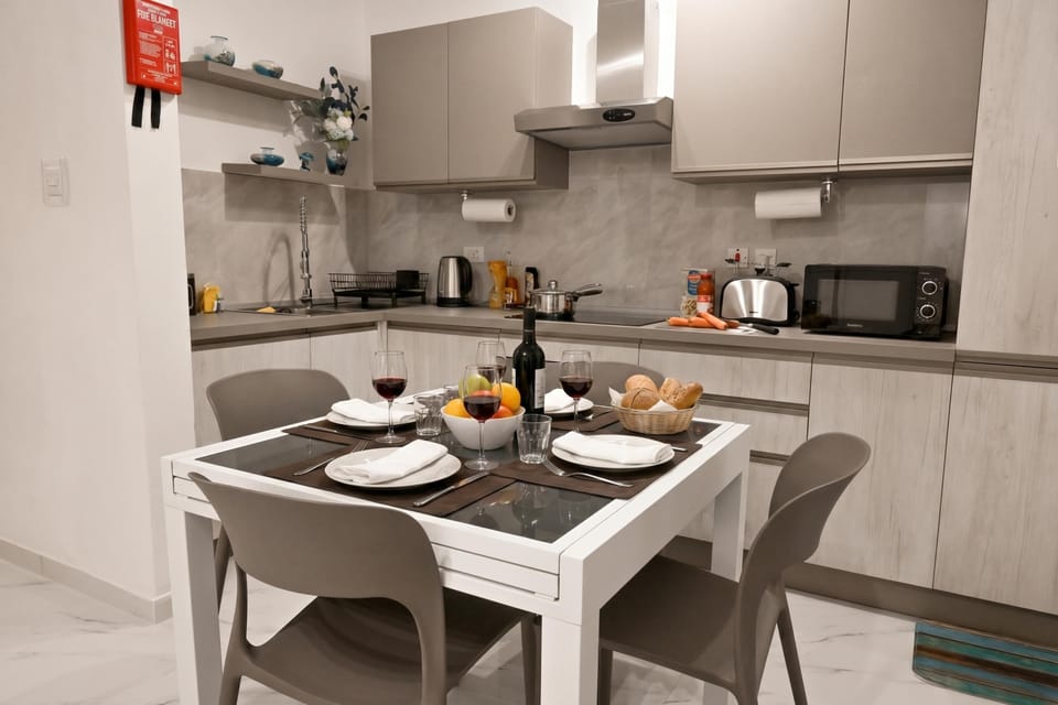 Family Apartment, 2 Bedrooms, Microwave (Cozy 2bdr Apart In Bugibba Square) | Dining