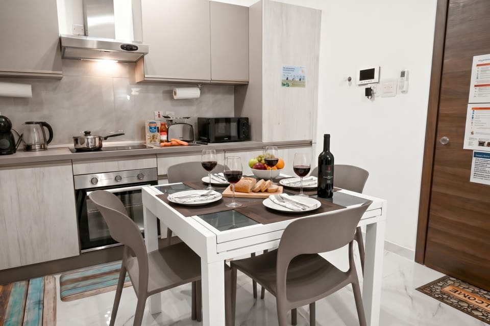 Family Apartment, 2 Bedrooms, Microwave (Cozy 2bdr Apart In Bugibba Square) | Private kitchen