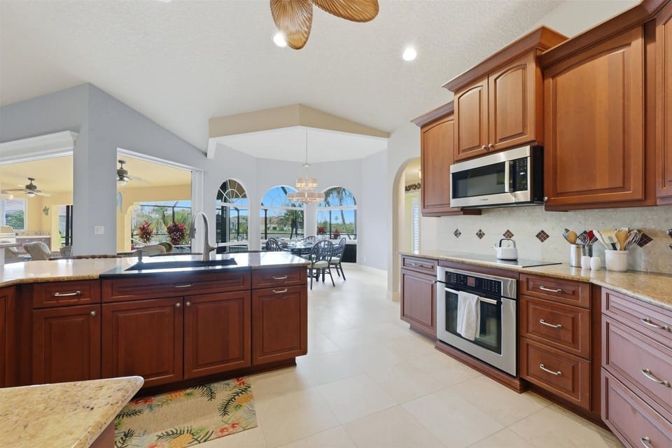 House, 3 Bedrooms | Private kitchen | Fridge, oven, coffee/tea maker, toaster