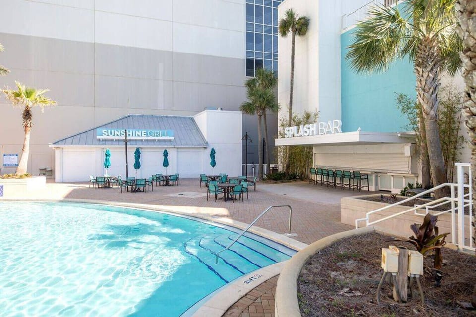 Sunshine Grill and Splash Bar at the Ground Floor Pools & Hot Tub