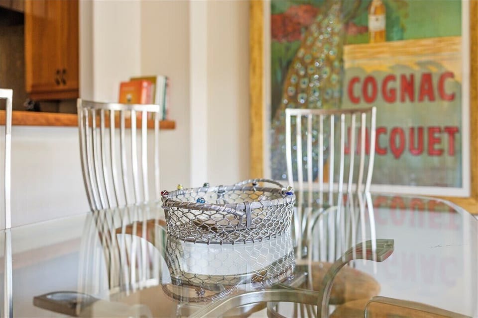 Dining area: Seating for 6