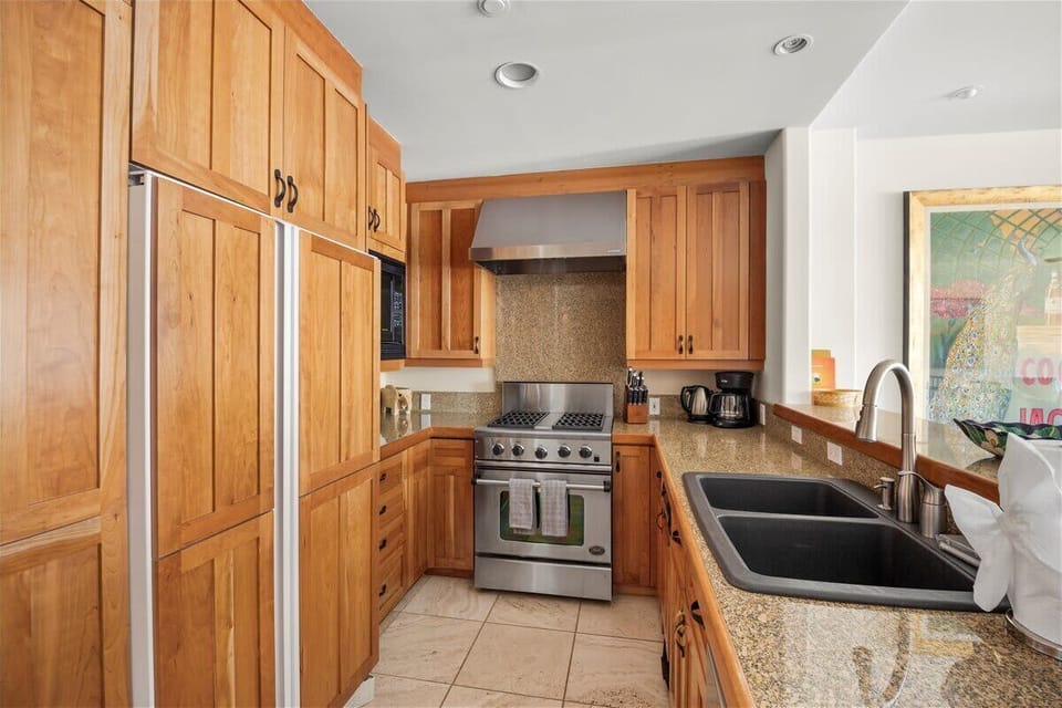 Kitchen: Drip coffee maker, Crockpot, blender, kettle, cooking utensils, tableware 
