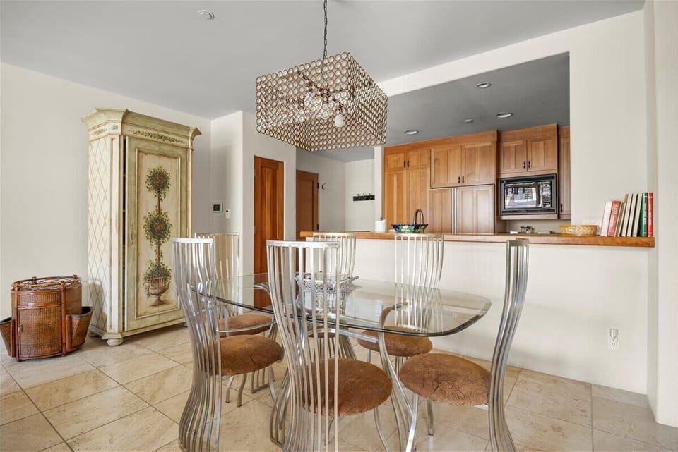 Dining area: Seating for 6