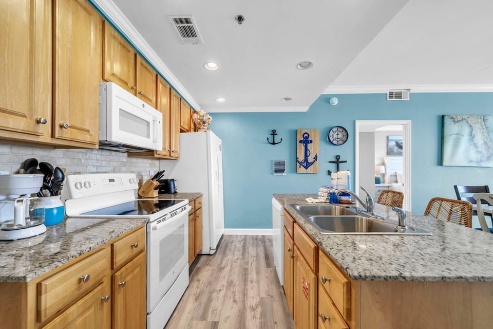 Condo, Multiple Beds (Splash 1003W) | Private kitchen