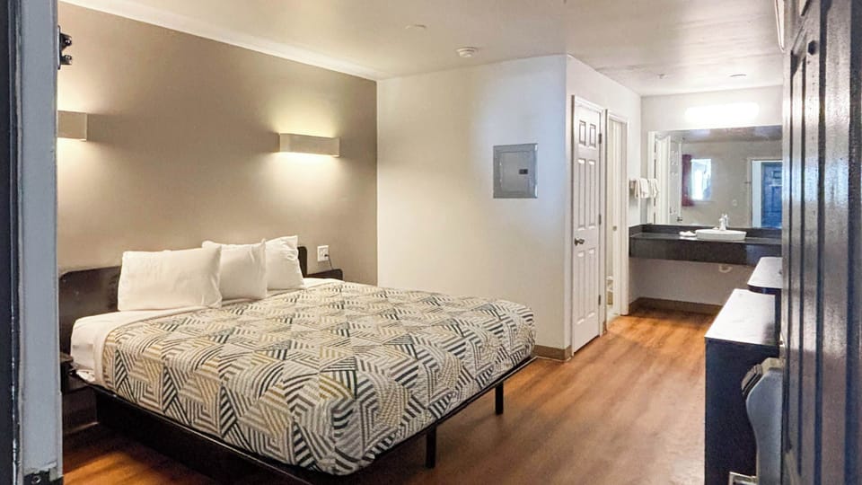 Iron/ironing board, free WiFi, bed sheets