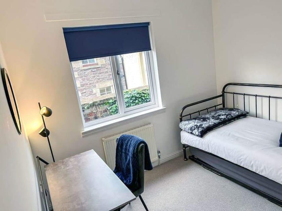 Modern Apartment - Sleeps 4 - Centrally Located Apartment in Lanark