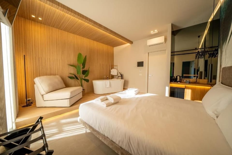 In-room safe, blackout drapes, free WiFi