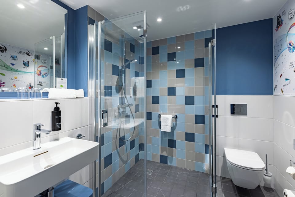 Standard Room, 1 Queen Bed (Canal View) | Bathroom | Free toiletries, hair dryer, towels, soap