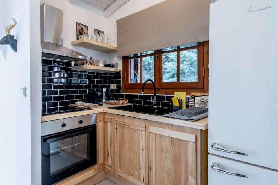 Full-size fridge, oven, stovetop, espresso maker