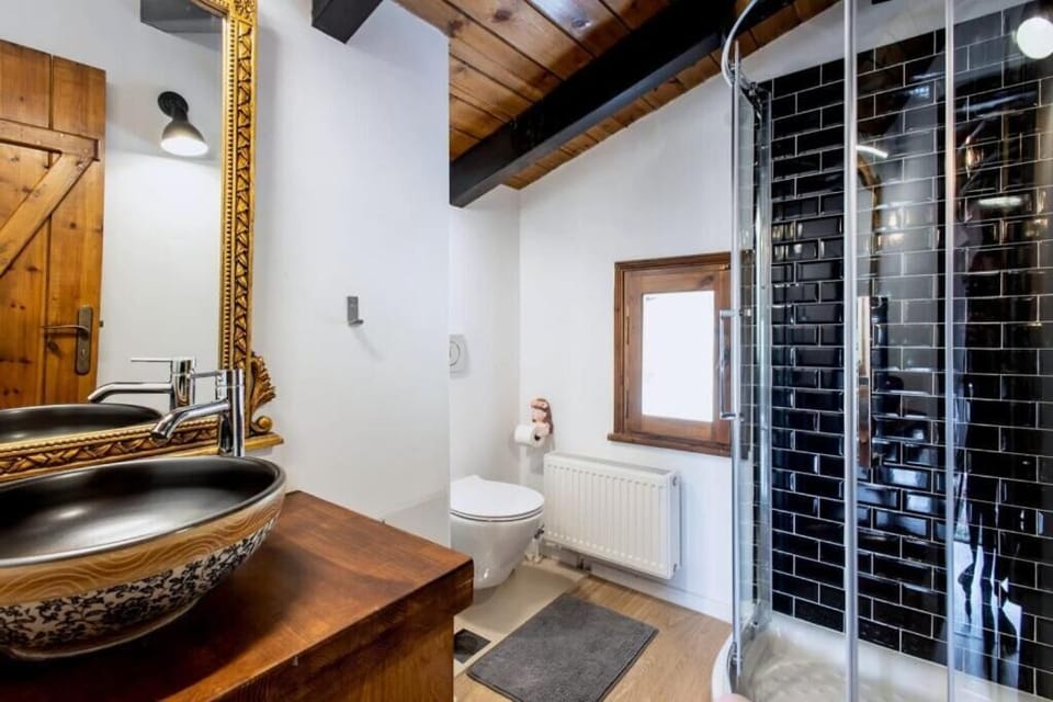 Rainfall showerhead, free toiletries, hair dryer, towels