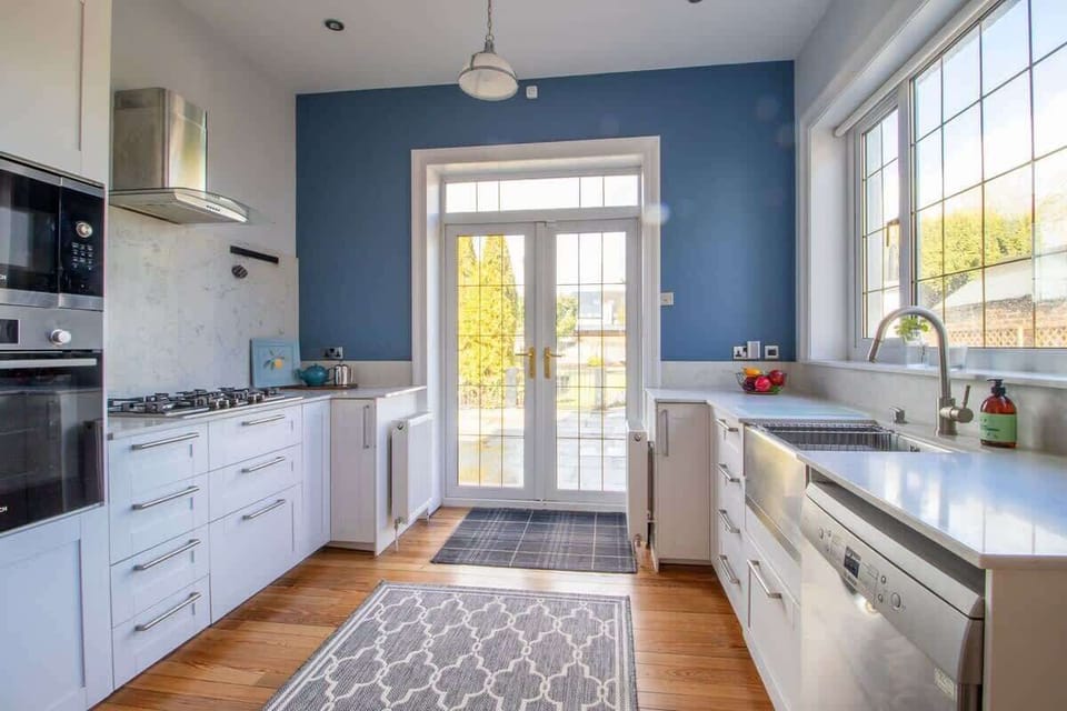 Kitchen with integrated appliances