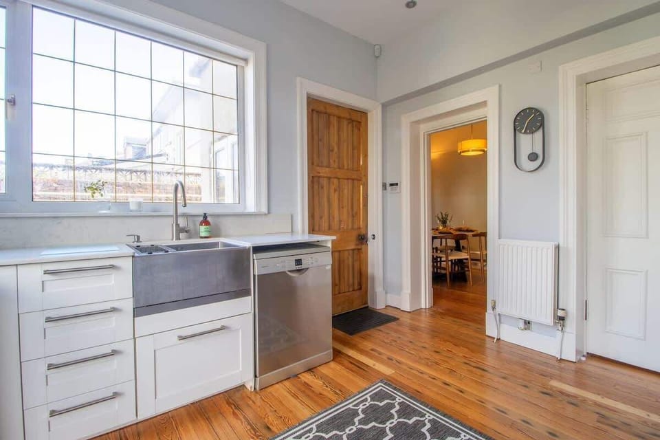 Kitchen with integrated appliances