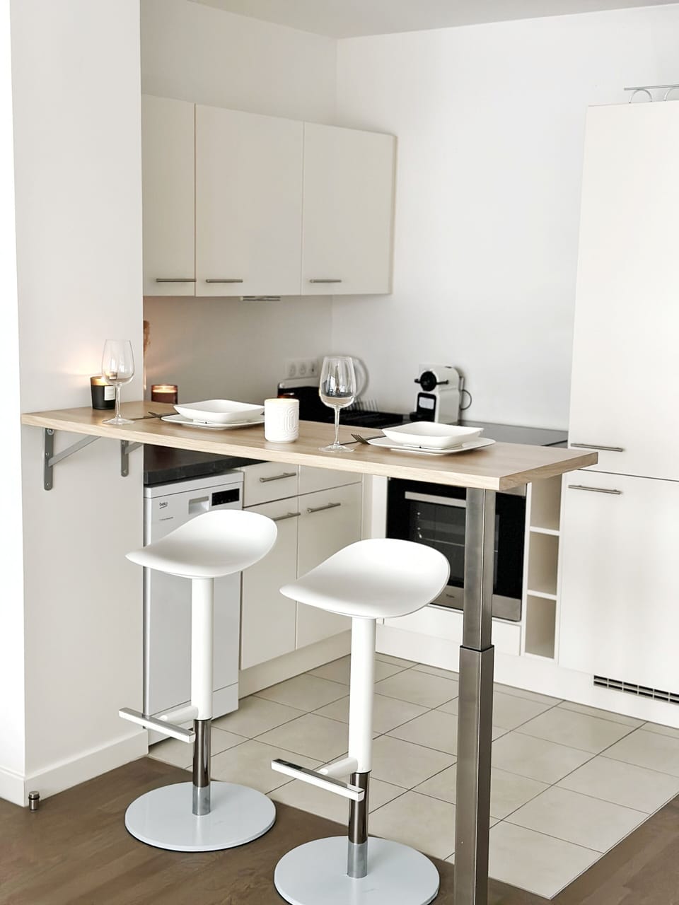 Full-size fridge, microwave, oven, stovetop