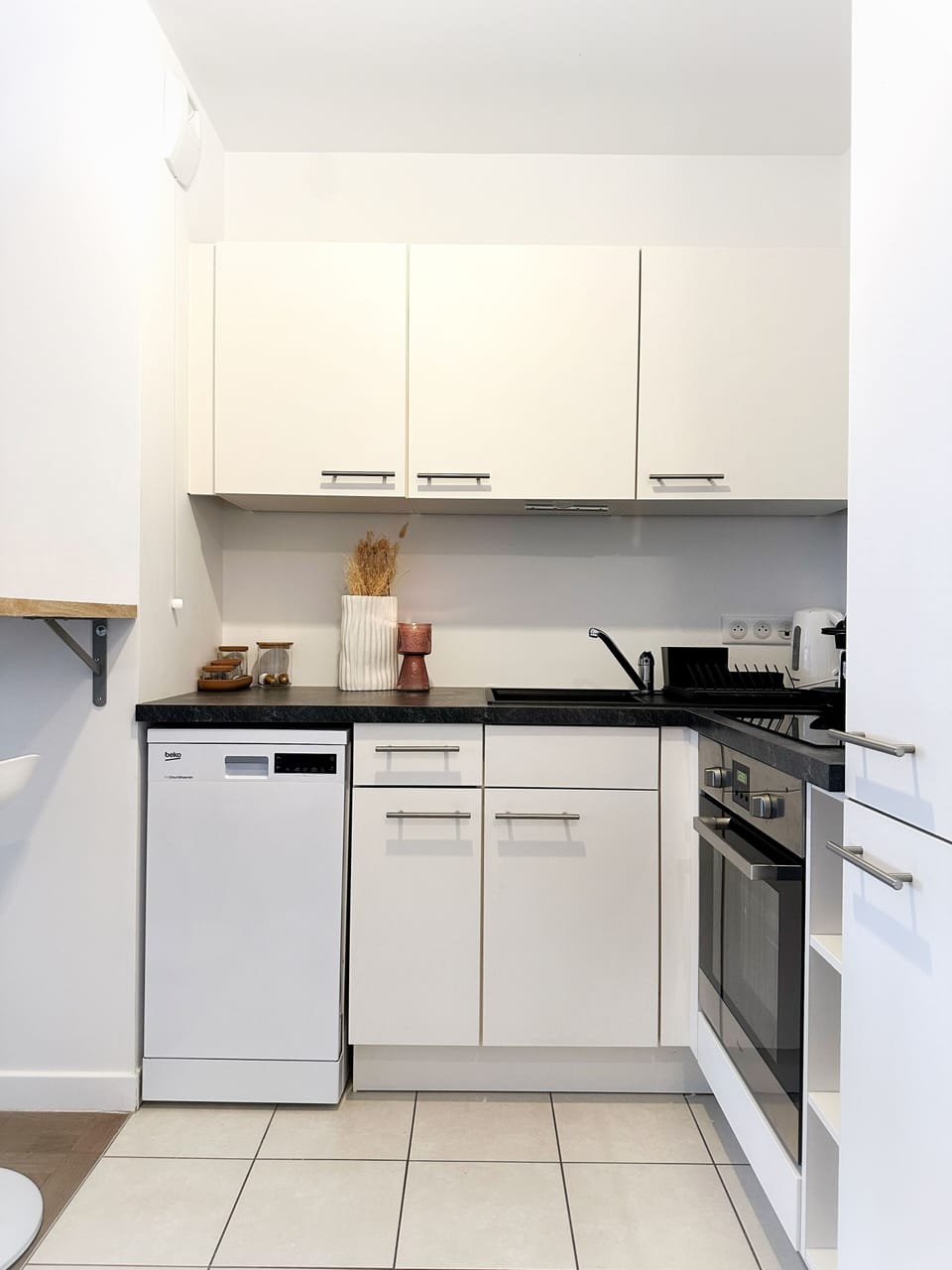 Full-size fridge, microwave, oven, stovetop