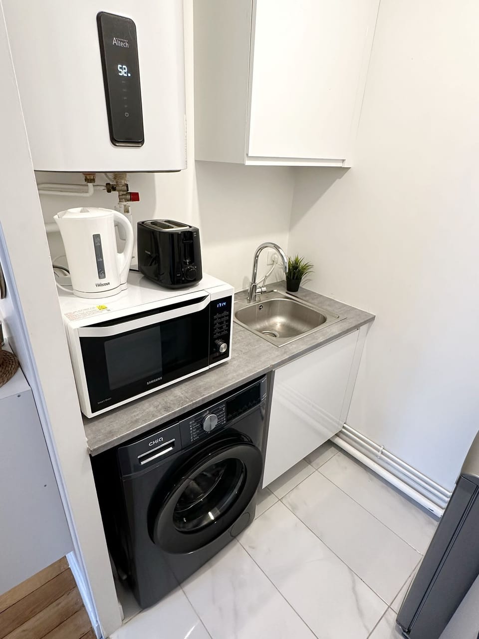 Comfort Apartment, City View | Private kitchen | Fridge, microwave, oven, stovetop