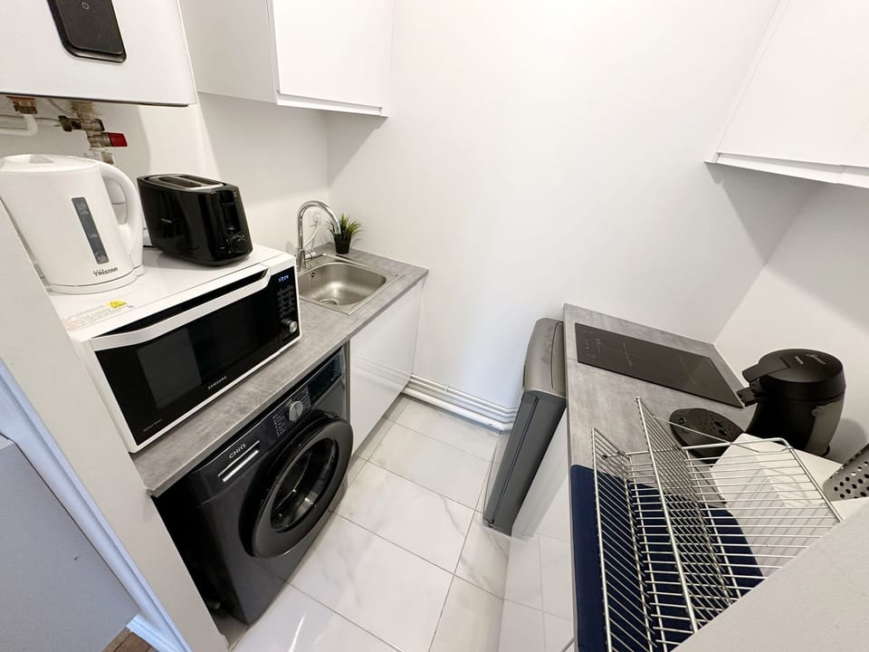 Comfort Apartment, City View | Private kitchen | Fridge, microwave, oven, stovetop