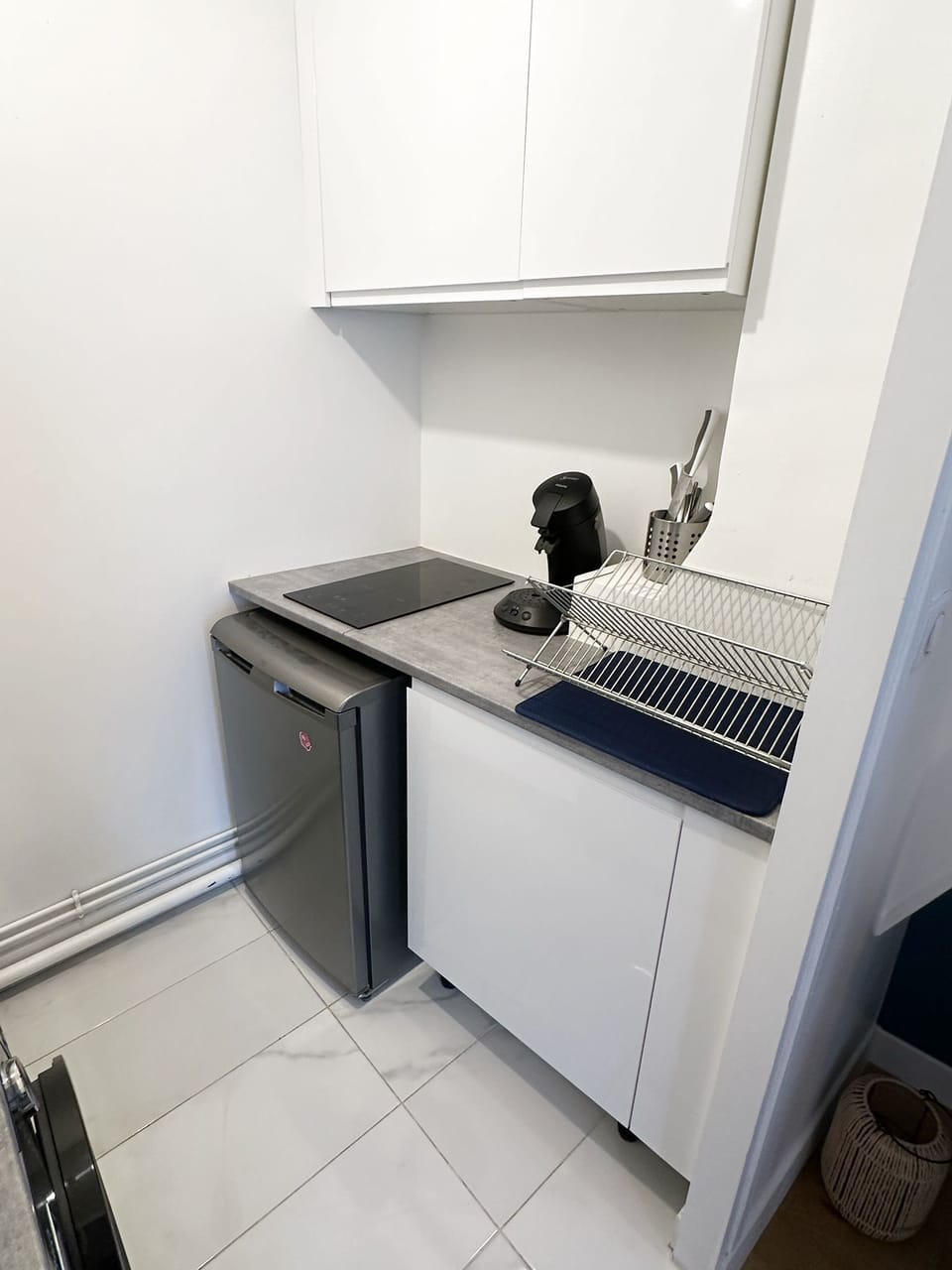 Comfort Apartment, City View | Private kitchen | Fridge, microwave, oven, stovetop