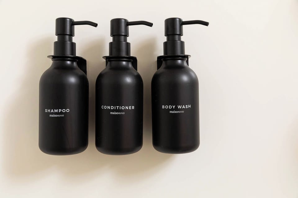 Deluxe Room | Bathroom | Combined shower/tub, hair dryer, towels, soap