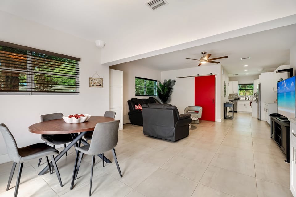 Dedicated dining area, ideal for family meals or a workspace.