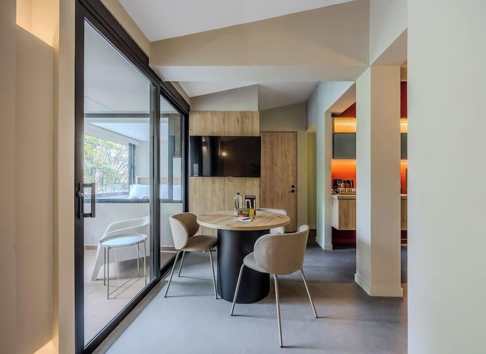 Apartment, Multiple Beds, Patio, City View (Gardens A304 + Sat) | Dining