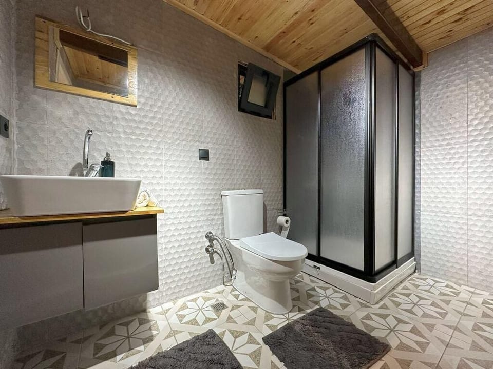 Deluxe Bungalow, Pool View | Bathroom | Free toiletries, hair dryer, towels, soap