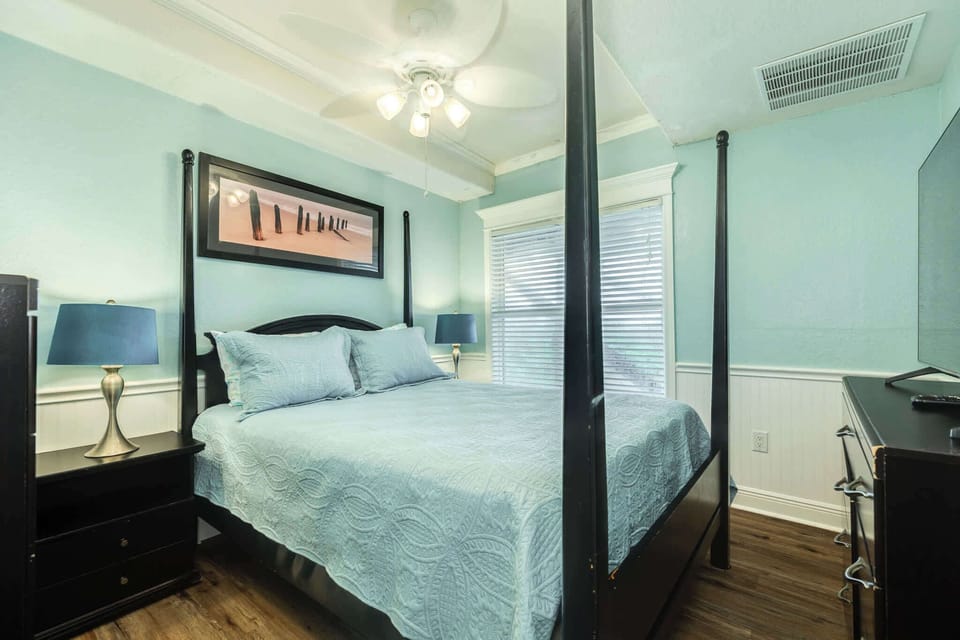 Bedroom with Queen Bed