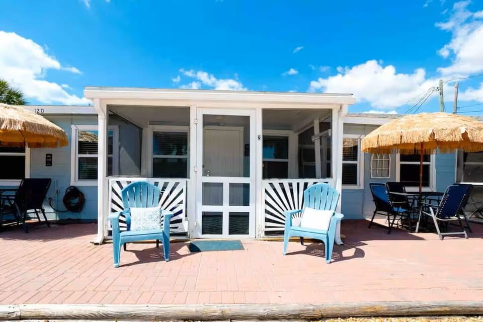 Sunny coastal cottage with screened porch, Adirondacks & tiki dining.