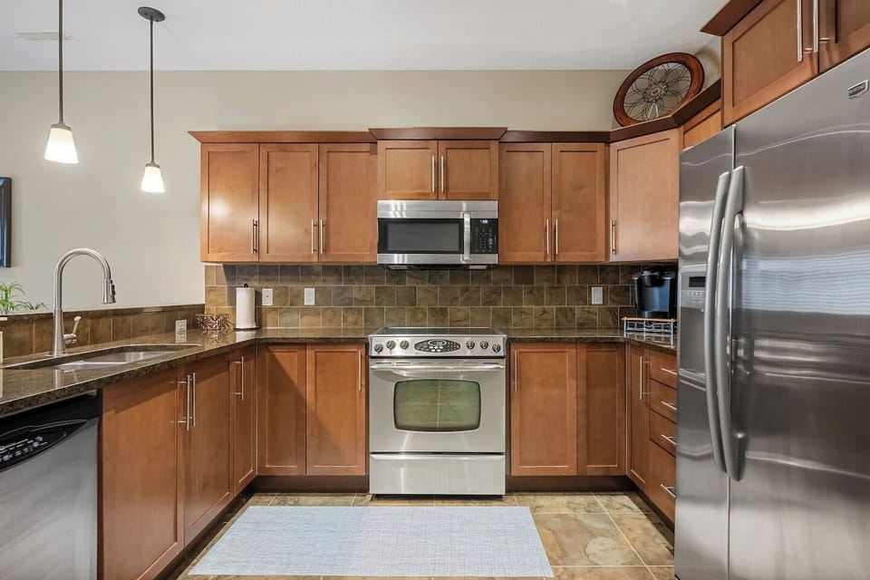 Full kitchen with a blender, crockpot/slow cooker, rice cooker, drip coffee machine, ground coffee, tea, sugar and basic condiments (ketchup, mustard and relish.)