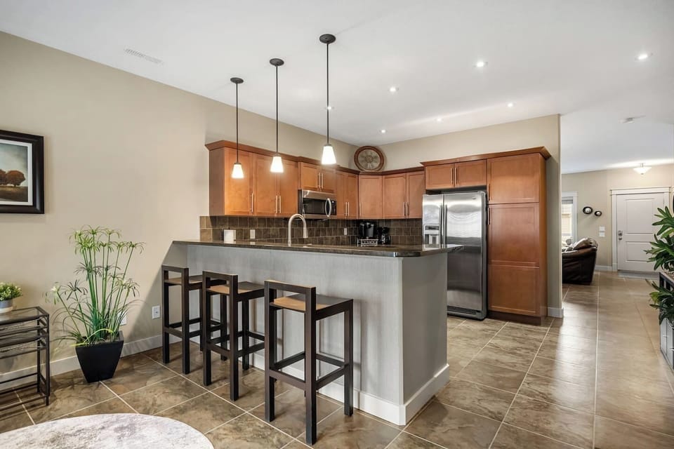 Full kitchen with a blender, crockpot/slow cooker, rice cooker, drip coffee machine, ground coffee, tea, sugar and basic condiments (ketchup, mustard and relish.)