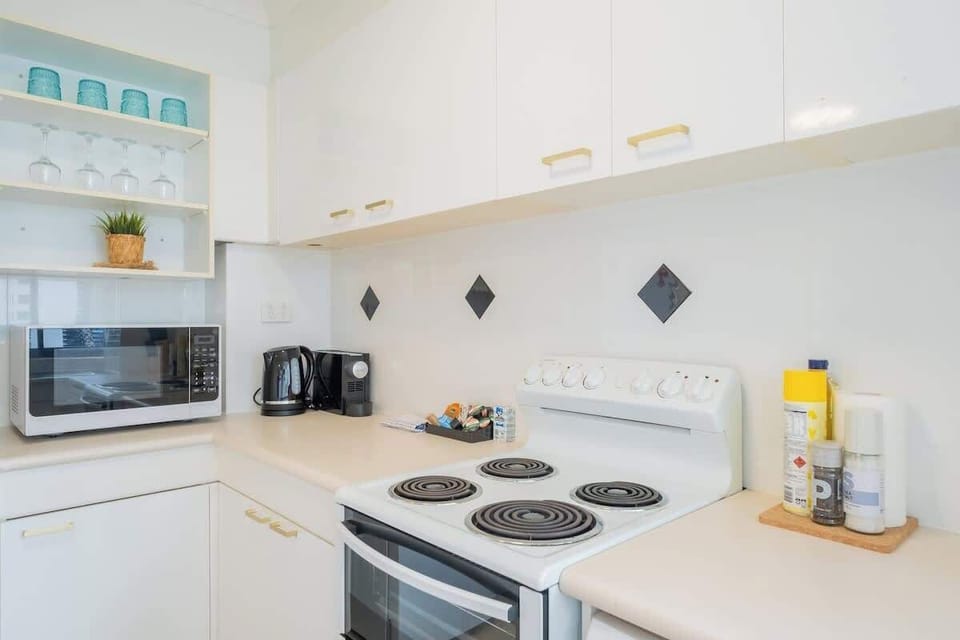 Fully Equipped Kitchen for Your Stay – Make meals in a bright kitchen, complete with all essentials and a touch of modern charm.