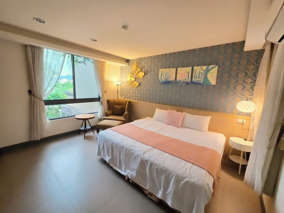 Classic Double Room, 1 King Bed | Premium bedding, down comforters, pillowtop beds, individually decorated
