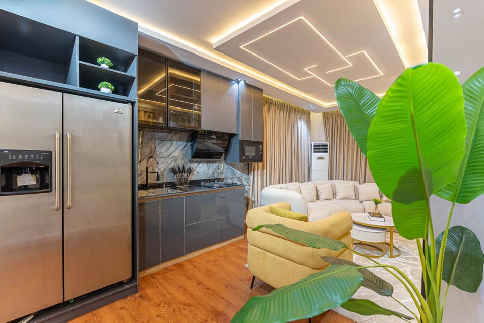 Modern open-concept living room and kitchen in a fully furnished Airbnb—perfect for a comfortable and convenient stay.
