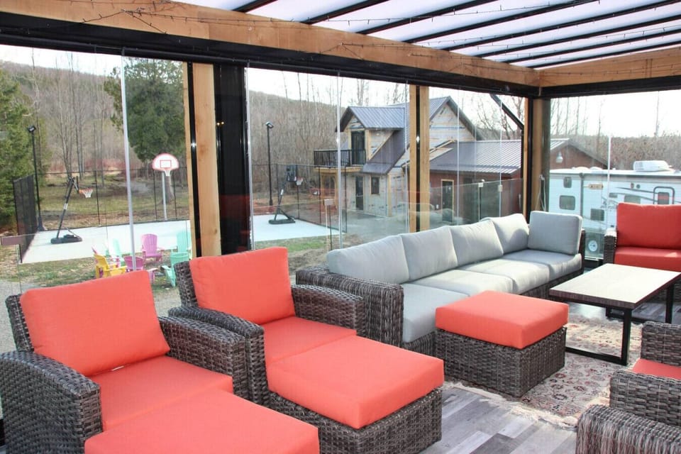 Outdoor Oasis: Patio, Balcony & Hot Tub Step outside to breathe in the fresh peninsula air. Our expansive outdoor spaces include:  Private Balcony & Patio: Perfect for morning coffee while overlooking the lush greenery.   Backyard Fun: A massive outdoor a