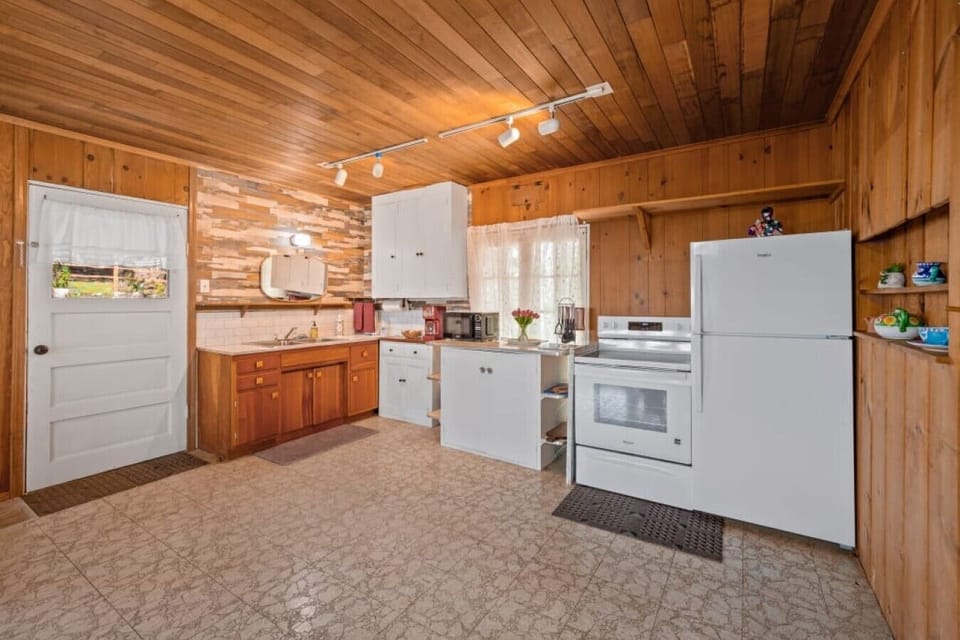 Kitchen | Full Appliances & Open Shelving | Wood Interior
