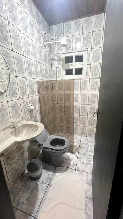Suite | Bathroom | Shower, towels, toilet paper