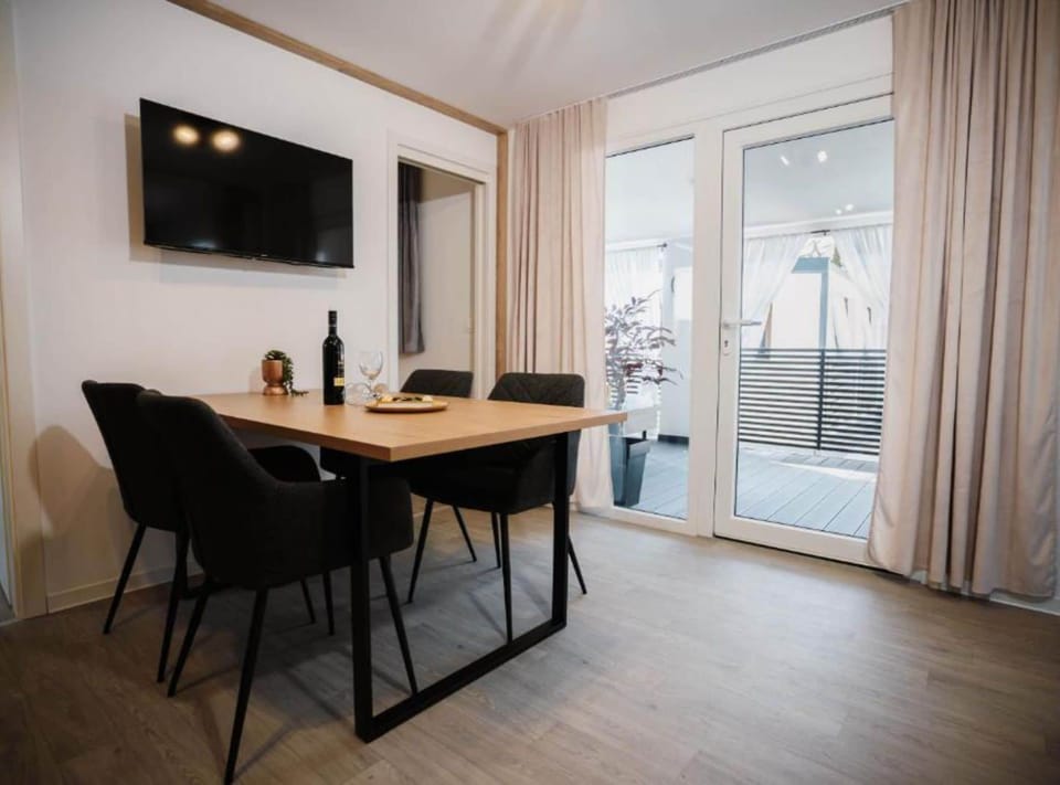 House (Two bedroom home with private hot tub) | Dining room